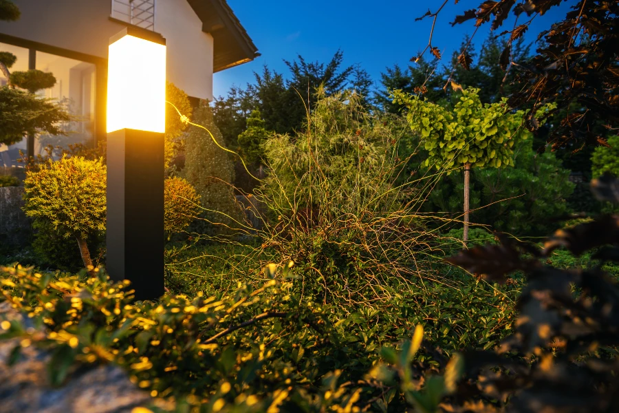 Het regelmatig onderhouden van je tuinverlichting is essentieel om ervoor te zorgen dat het optimaal blijft functioneren en een lange levensduur heeft